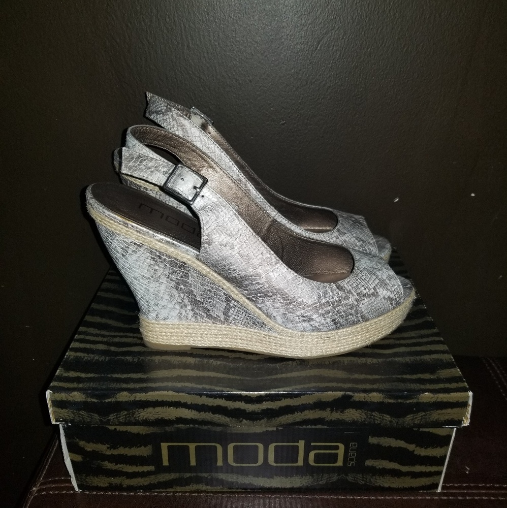 Shoes - Picture 3 of 4